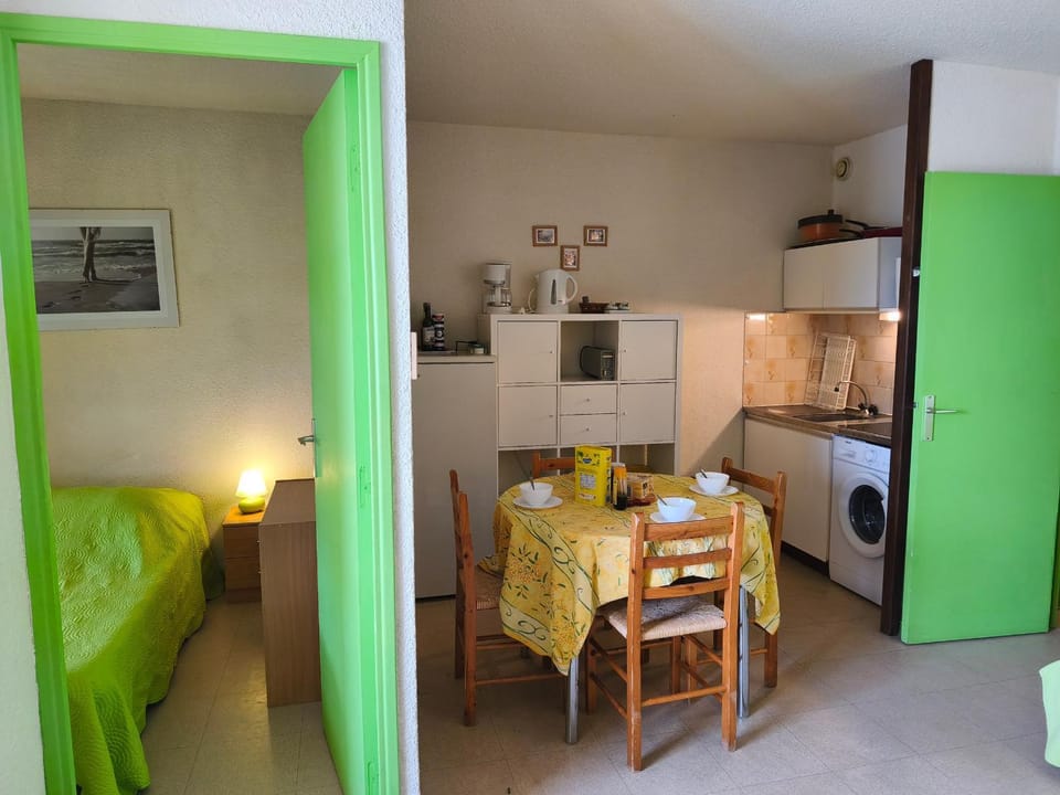 Gruissan - T2 Alcove 4/5 pers, Piscine, Parking, Proche plage - FR-1-796-61 Apartment in Gruissan
