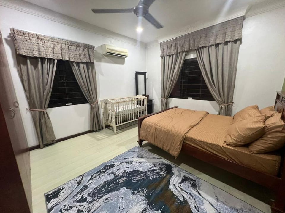 Bed, Photo of the whole room, Seating area, Bedroom, air conditioner
