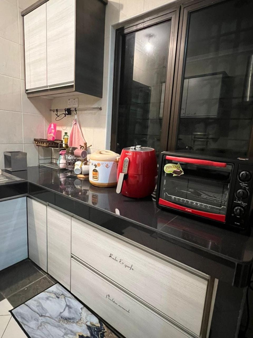 Coffee/tea facilities, Kitchen or kitchenette, oven, stove, toaster