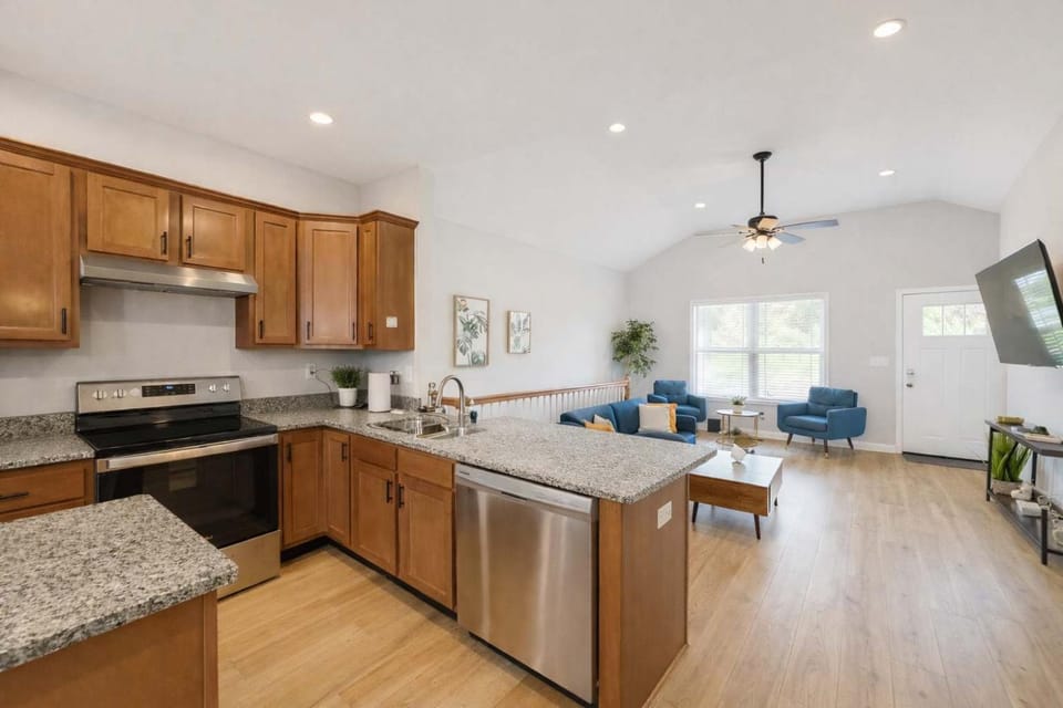 3BR 2BA Home with King Queen & Twin Beds Apartment in Clarksville