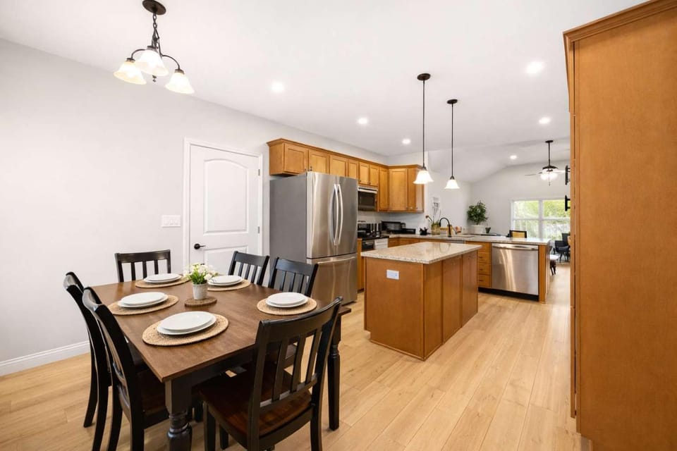 3BR 2BA Home with King Queen & Twin Beds Apartment in Clarksville