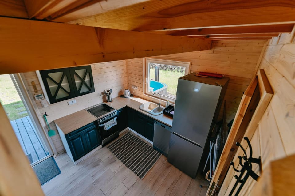 Kitchen or kitchenette, dishwasher, stove