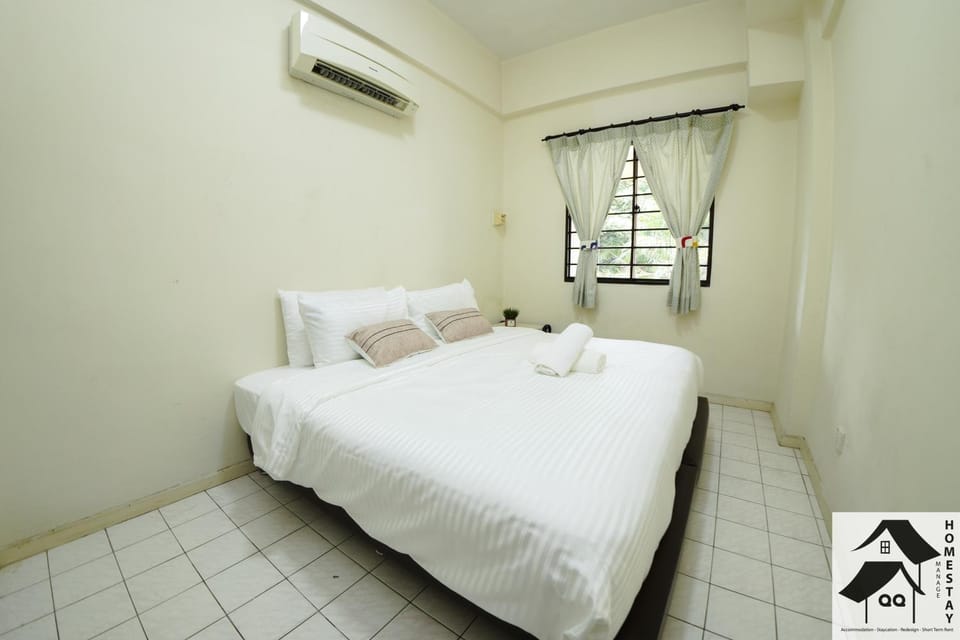 Bed, Photo of the whole room, Bedroom, towels, air conditioner