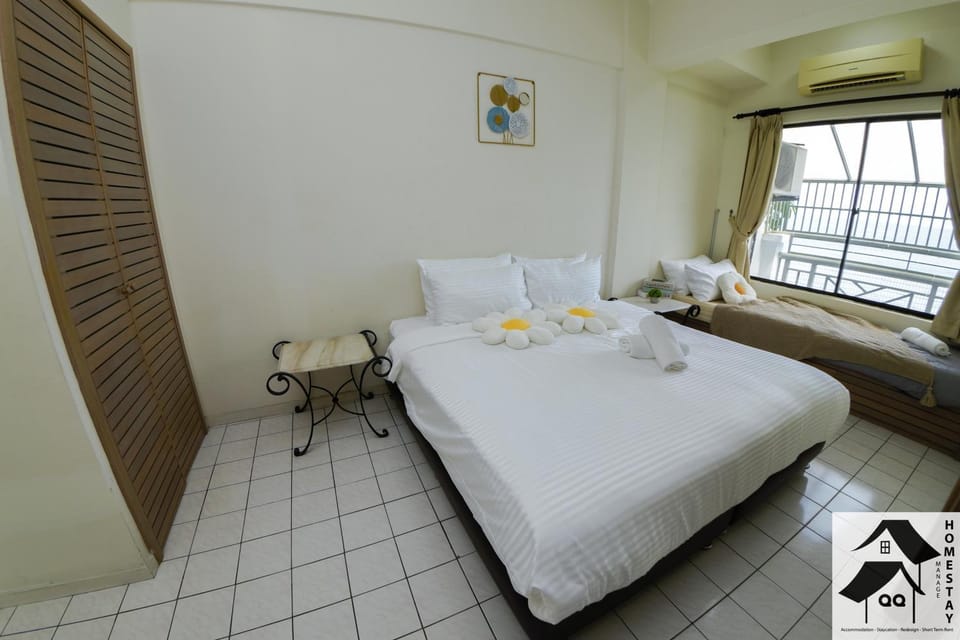 Bed, Photo of the whole room, Bedroom, towels