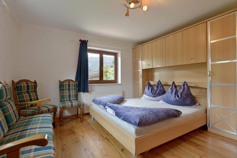 Bed, Seating area, Bedroom, wardrobe