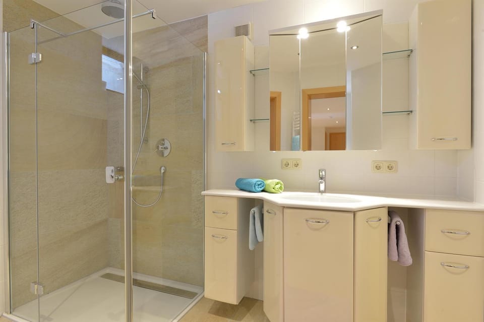 Shower, Bathroom, towels