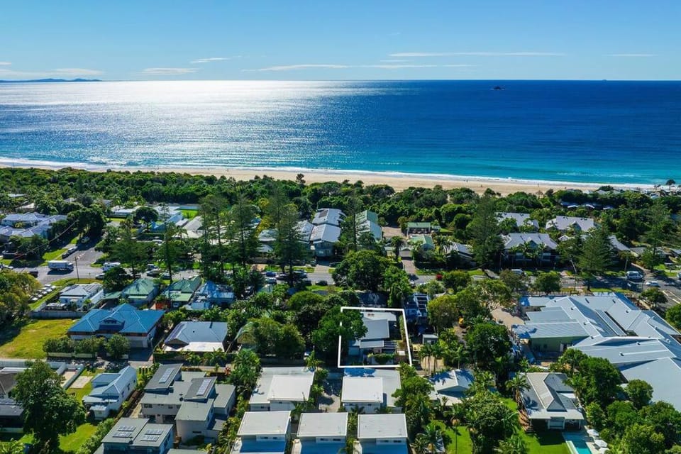 Property building, Day, Natural landscape, Bird's eye view, Beach, Sea view, Location