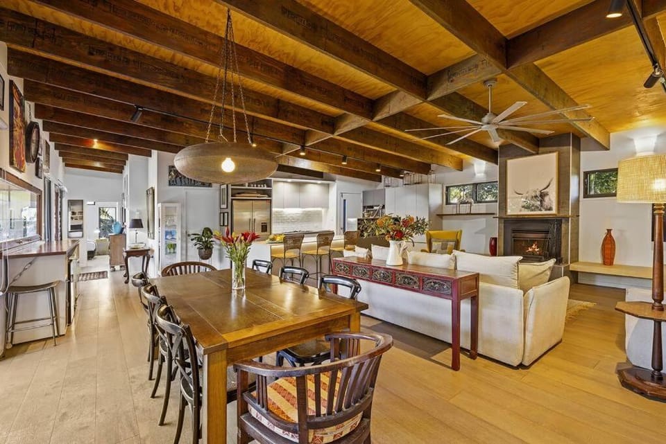 Kitchen or kitchenette, Living room, Seating area, Dining area, fireplace