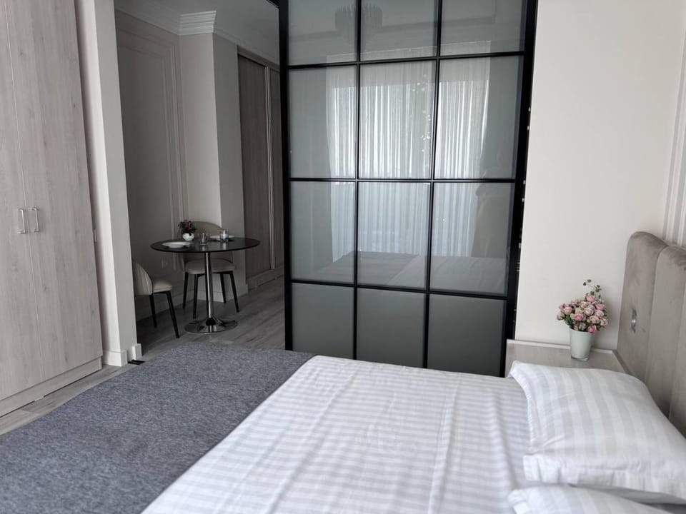 Bed, Photo of the whole room, Seating area, Bedroom, wardrobe