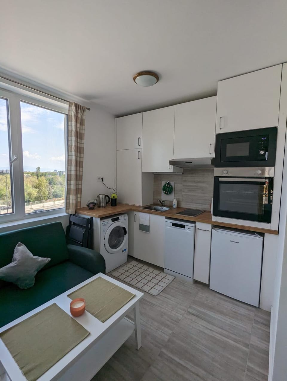 Coffee/tea facilities, Kitchen or kitchenette, Living room, Seating area, dishwasher, oven, stove, toaster, washing machine, dryer