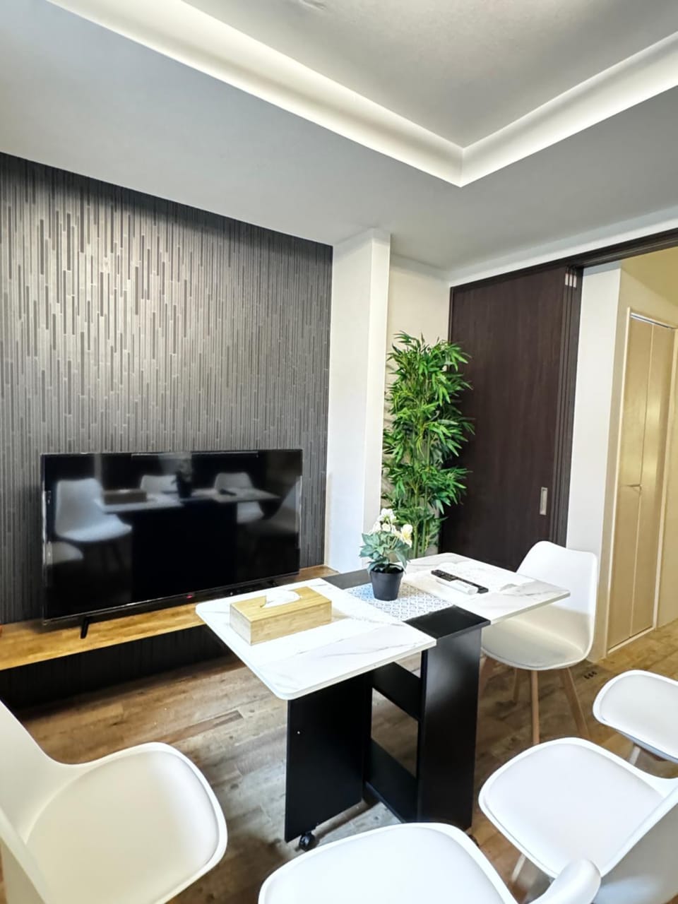 和居 九鶴 開放感あふれるリビング 中心地からのアクセス良好 Apartment in Osaka