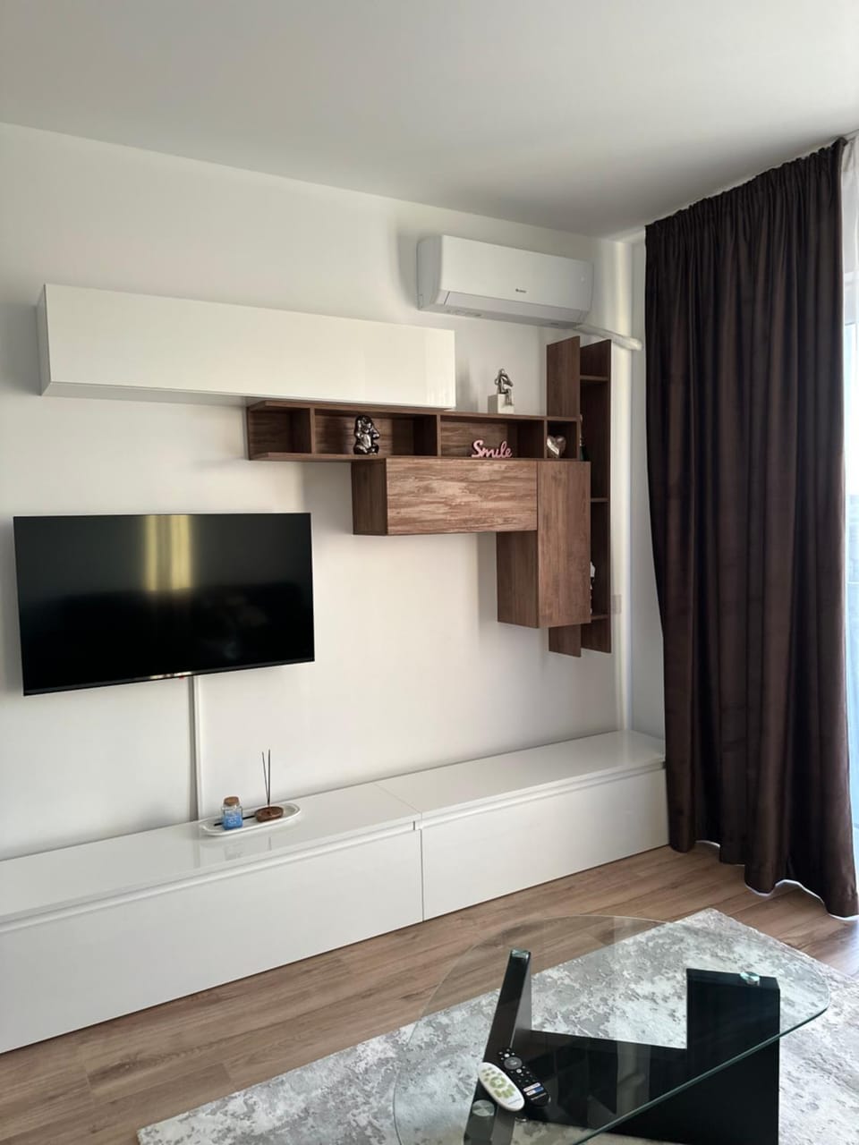Communal lounge/ TV room, TV and multimedia, Living room, Seating area, Evening entertainment, air conditioner