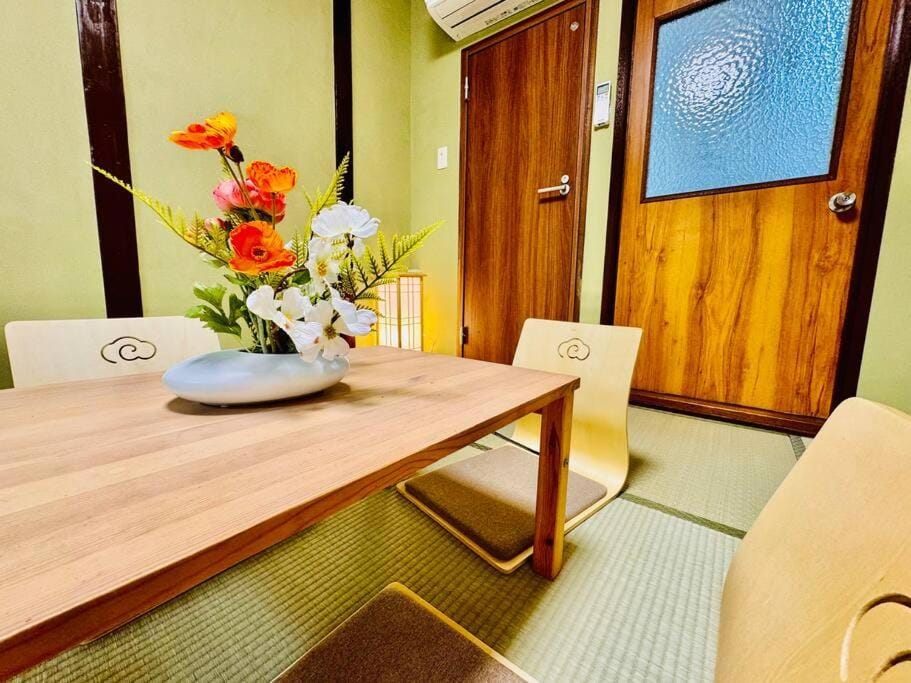 和居 霊羽 日本の伝統を感じる趣ある邸宅 Apartment in Osaka