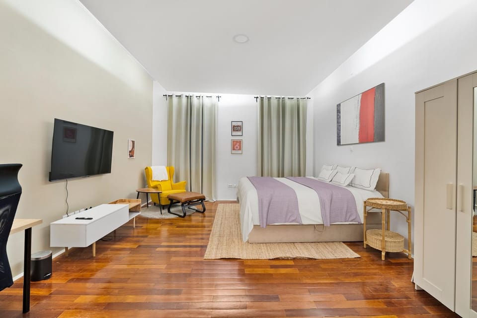 Bed, TV and multimedia, Photo of the whole room, Bedroom, wardrobe