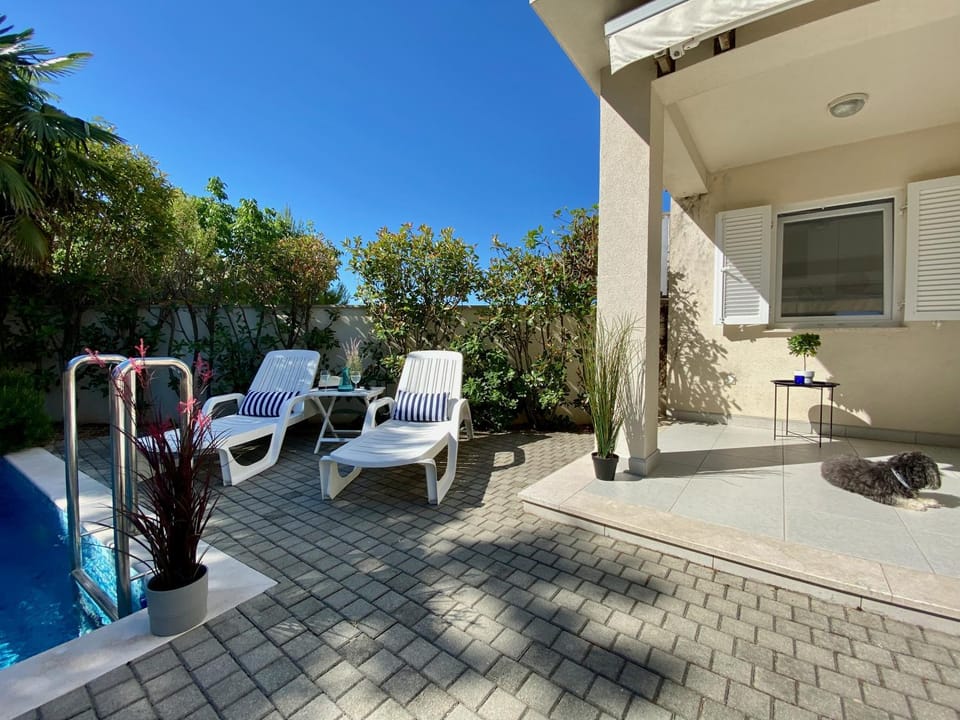 Garden, Garden, Balcony/Terrace, Seating area, Garden view, Swimming pool, sunbed