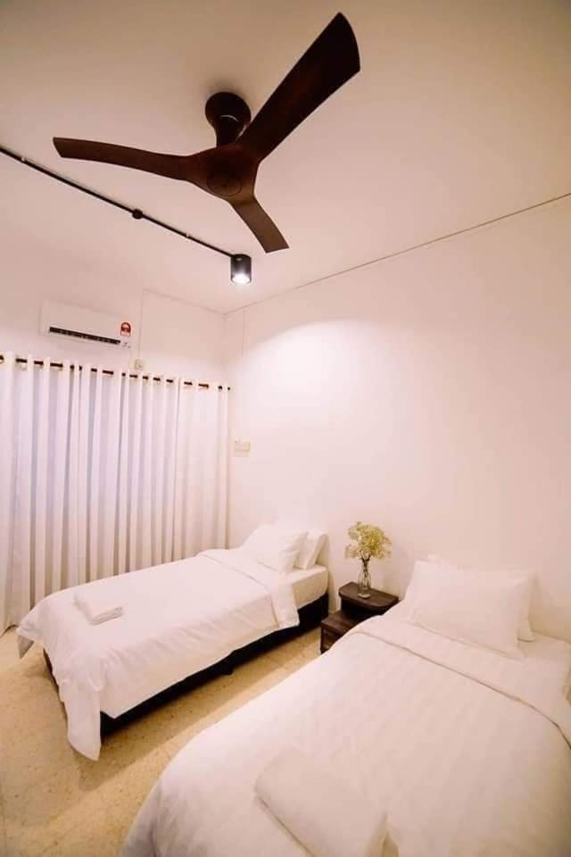 Photo of the whole room, Bedroom, air conditioner