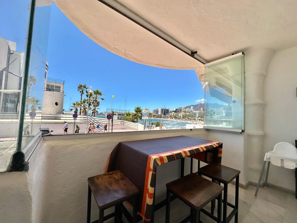 Day, Natural landscape, View (from property/room), Balcony/Terrace, Living room, Seating area, Dining area