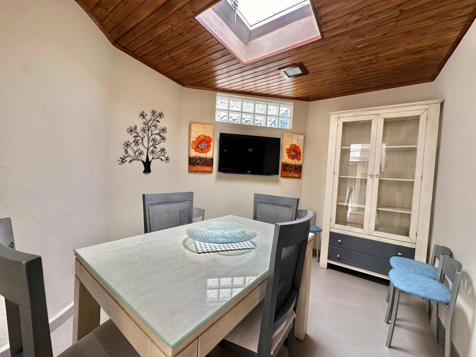 TV and multimedia, Living room, Seating area, Dining area
