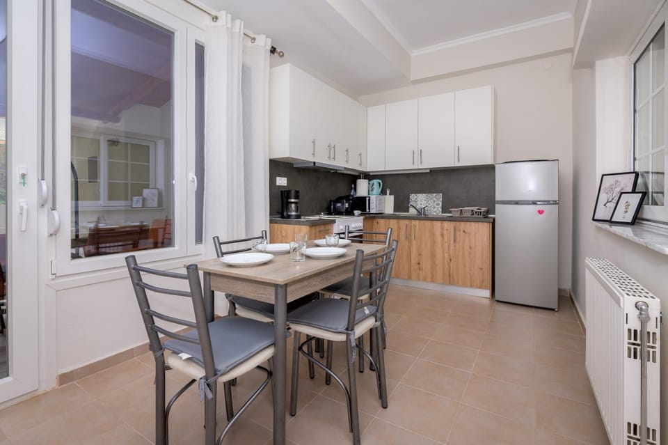Kitchen or kitchenette, Dining area, oven, stove