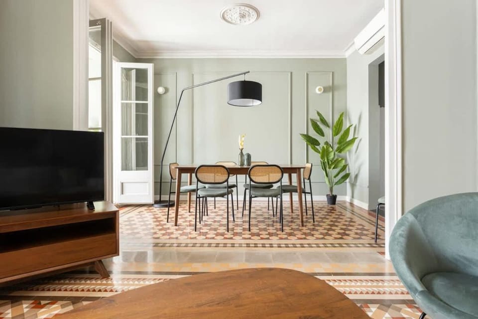Spacious Stylish 4-bedroom Modernist Apartment Apartment in Barcelona