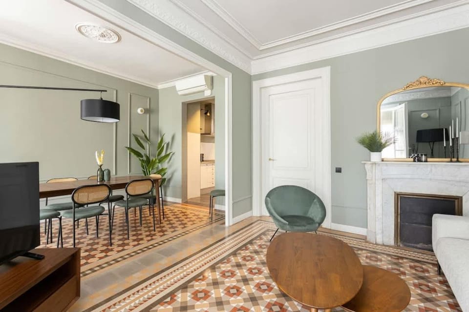 Spacious Stylish 4-bedroom Modernist Apartment Apartment in Barcelona