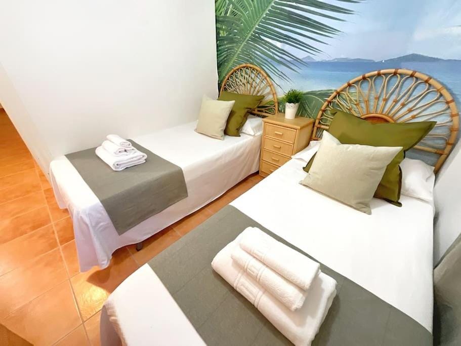 Bed, Bedroom, towels