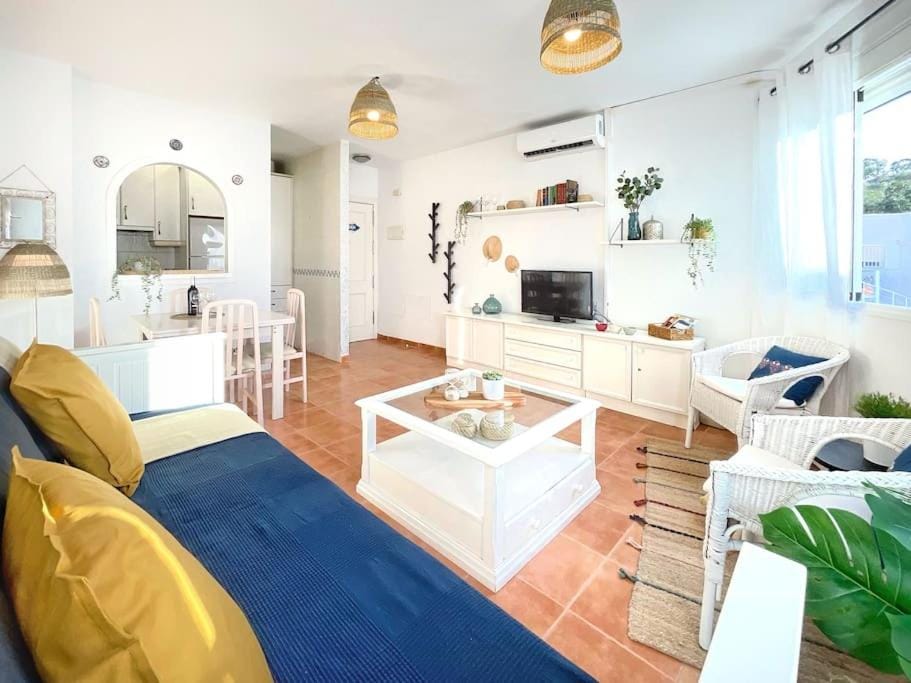 Living room, Photo of the whole room, air conditioner