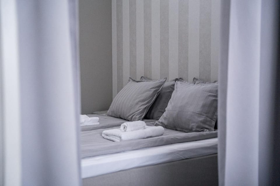 Bed, Photo of the whole room, towels