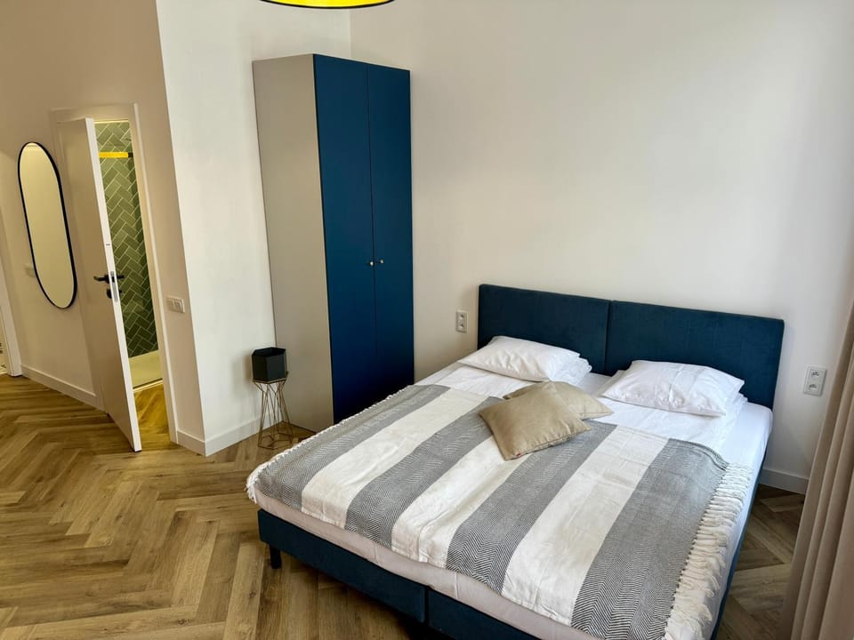 Bed, Photo of the whole room, towels