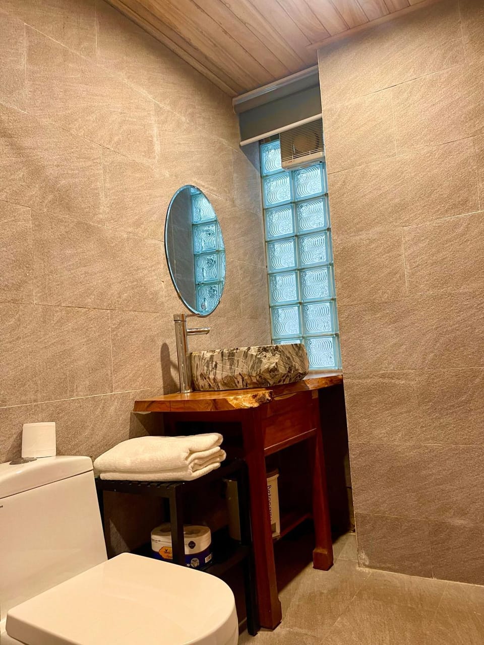 Shower, Toilet