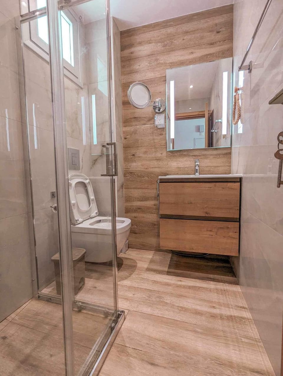Shower, Toilet, towels
