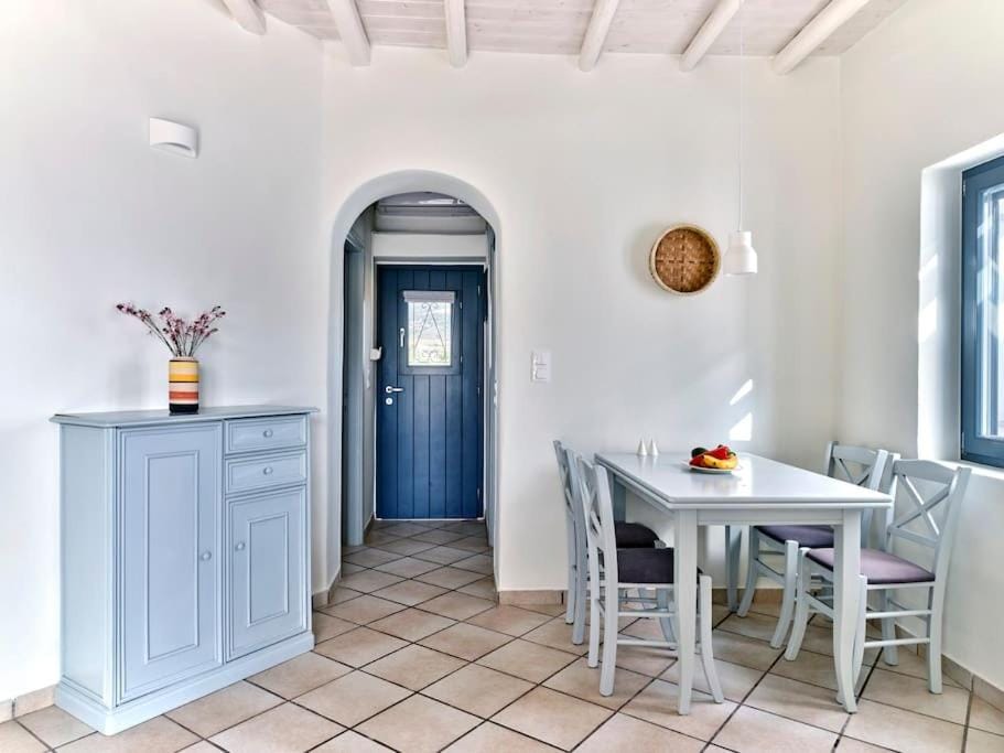 Iris House House in Paros, Greece