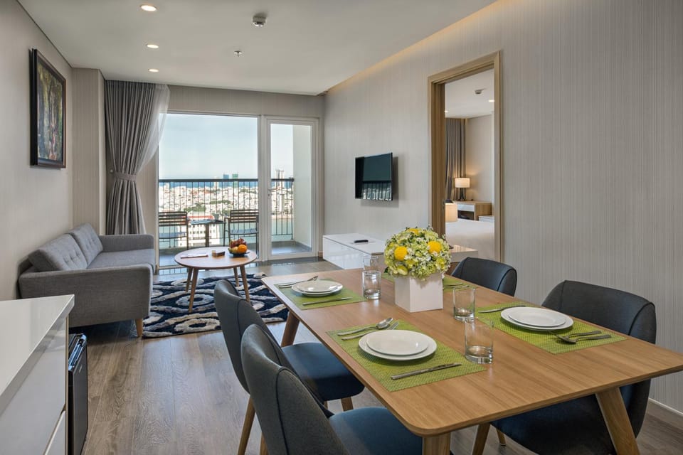 Communal lounge/ TV room, TV and multimedia, Living room, Seating area, Dining area, Evening entertainment