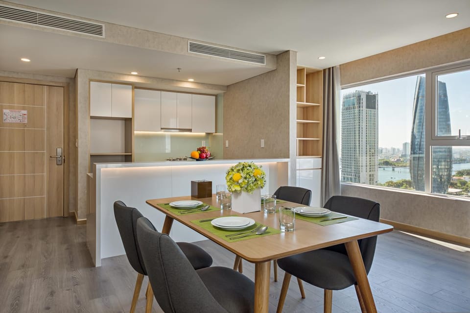 Kitchen or kitchenette, Living room, Seating area, Dining area
