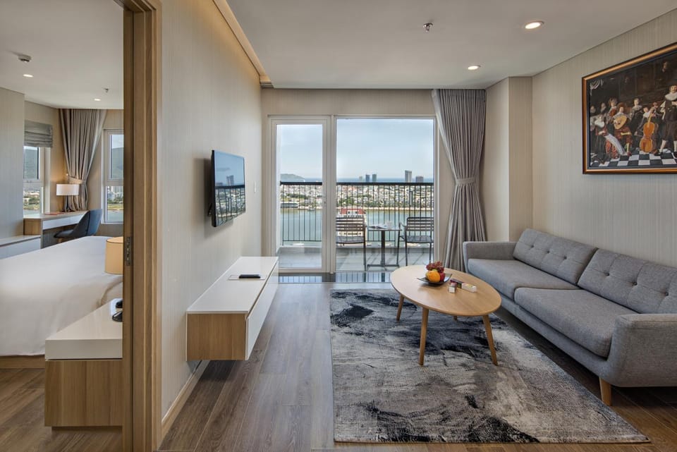 Communal lounge/ TV room, Bed, TV and multimedia, View (from property/room), Balcony/Terrace, Living room, Photo of the whole room, Seating area, Dining area, Evening entertainment, Bedroom