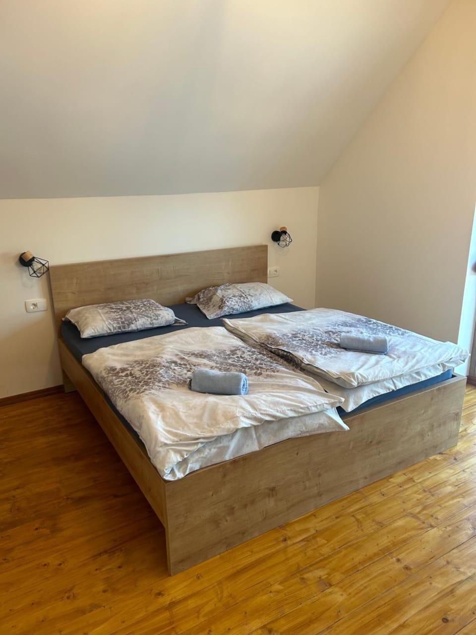 Bedroom, towels