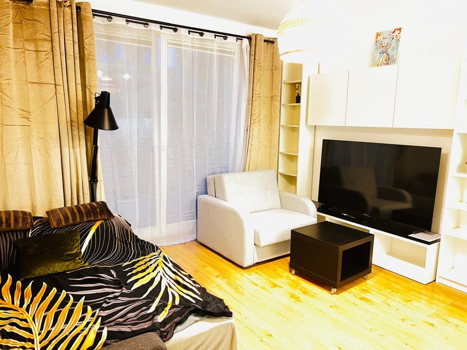 TV and multimedia, Living room, Seating area, Evening entertainment