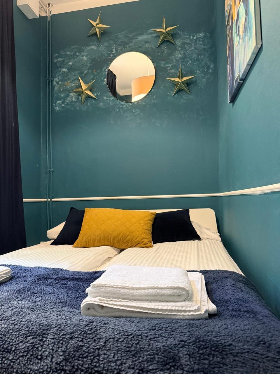 Bed, Bedroom, towels
