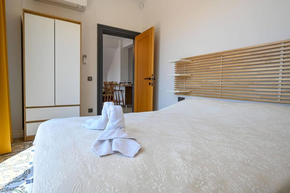 Bed, Bedroom, towels, wardrobe