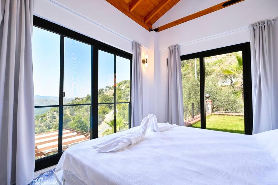 Photo of the whole room, Bedroom, Mountain view
