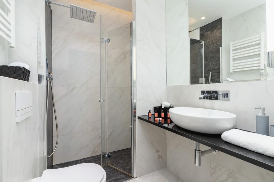 Shower, Toilet, Bathroom, towels