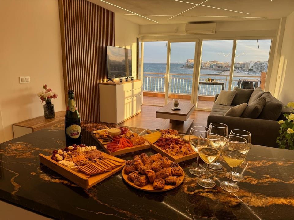 Communal lounge/ TV room, Food and drinks, Seating area, Food, Sea view, Dinner