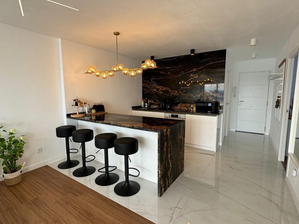 Kitchen or kitchenette, Dining area, minibar, oven, stove