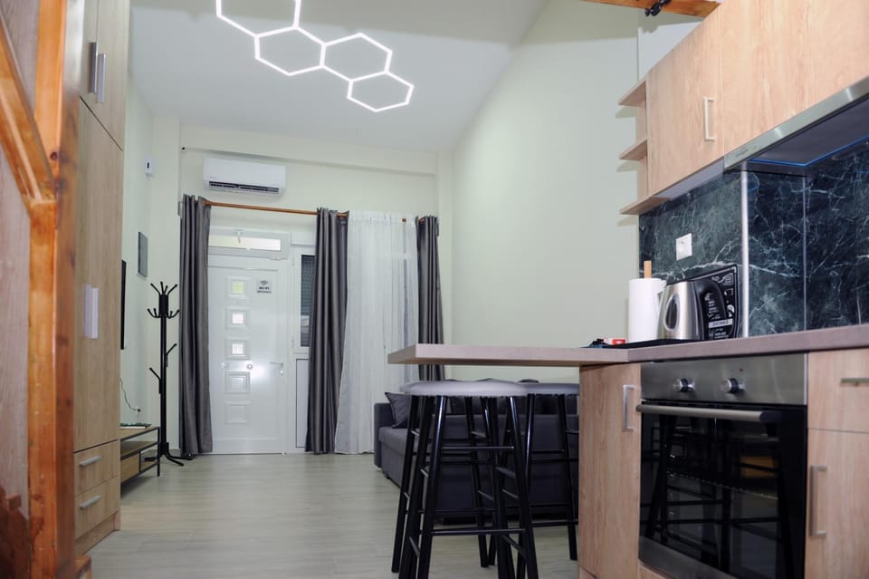 Kitchen or kitchenette, Dining area, oven