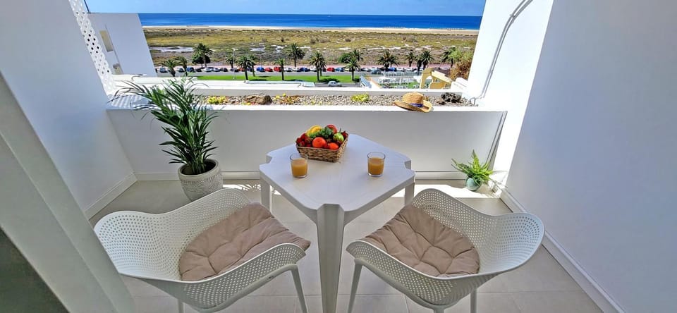 Day, View (from property/room), Balcony/Terrace, Seating area, Dining area, Sea view