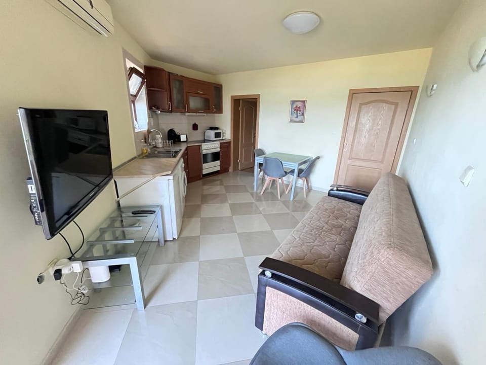 Kitchen or kitchenette, Living room, Seating area