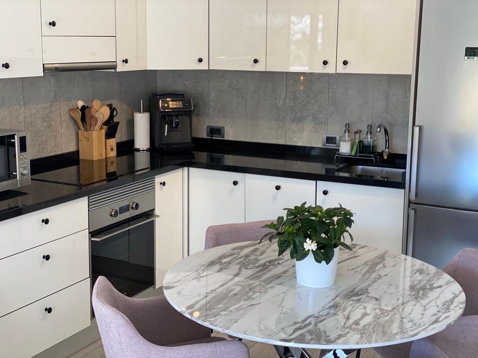 Kitchen or kitchenette, Dining area, dishwasher, stove