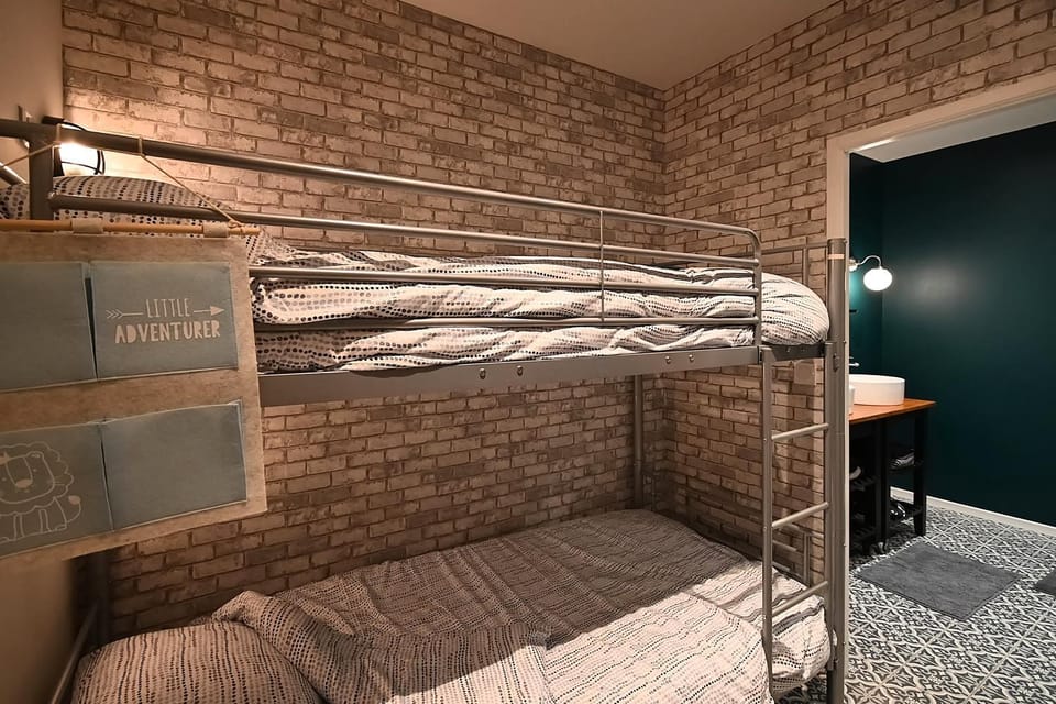 Bedroom, bunk bed