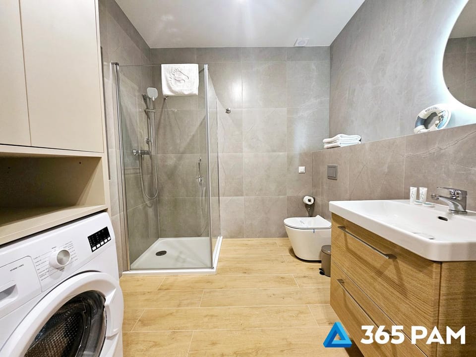 Shower, Toilet, Bathroom, towels, washing machine