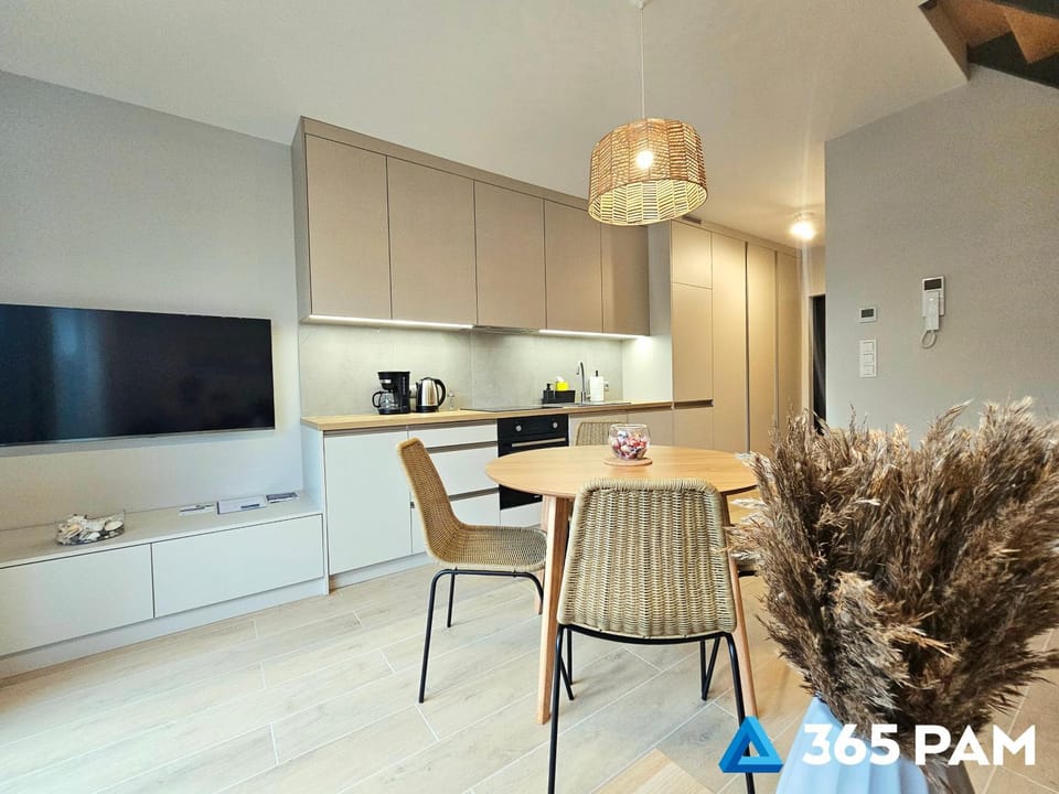 TV and multimedia, Coffee/tea facilities, Kitchen or kitchenette, Dining area, oven, stove